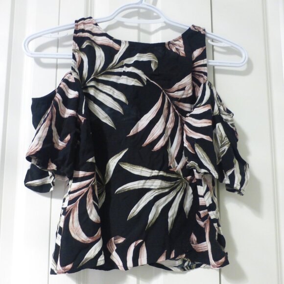 LE CHATEAU black tropical floral print cold shoulder crop top - Picture 5 of 7